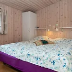 6 Person In Tarm-by Traum Tarm