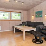 6 Person In Tarm-by Traum Tarm