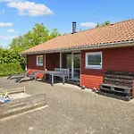 6 Person In Tarm-by Traum Tarm