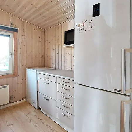 6 Person In Tarm-by Traum