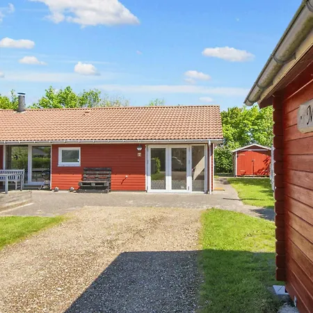 6 Person In Tarm-by Traum Tarm