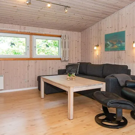 6 Person In Tarm-by Traum