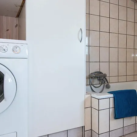 6 Person In Tarm-by Traum *