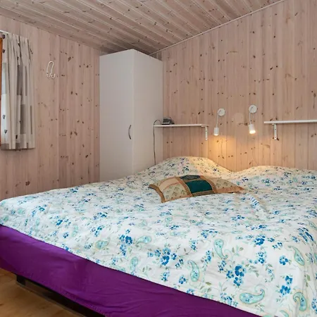 6 Person In Tarm-by Traum Tarm